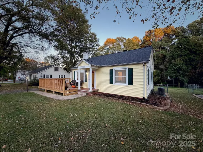 1066 5th ST NE, Hickory, NC 28601