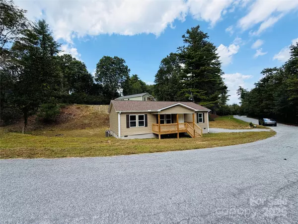 Hendersonville, NC 28739,204 Oscelake WAY