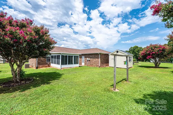 Hickory, NC 28602,3808 River RD