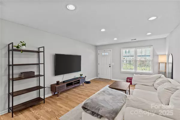 Charlotte, NC 28213,10127 University Park LN