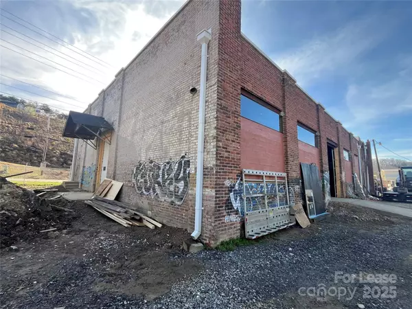 Asheville, NC 28804,860 Riverside DR