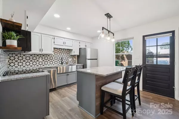 8838 Hunter Ridge DR, Charlotte, NC 28226