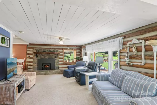 Waynesville, NC 28785,237 Handsome DR