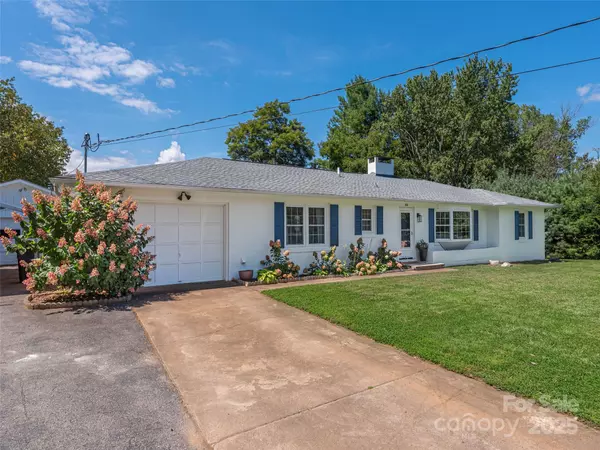 868 Mulberry ST, Clyde, NC 28721