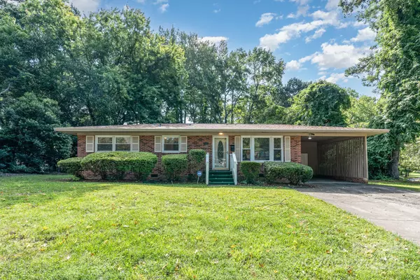 4900 Snow White LN, Charlotte, NC 28213
