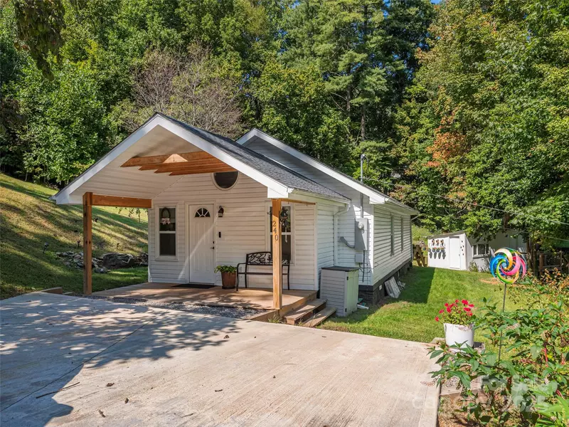 240 Little Cove RD, Waynesville, NC 28786