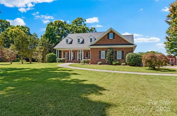 Yadkinville, NC 27055,2553 Country Club RD