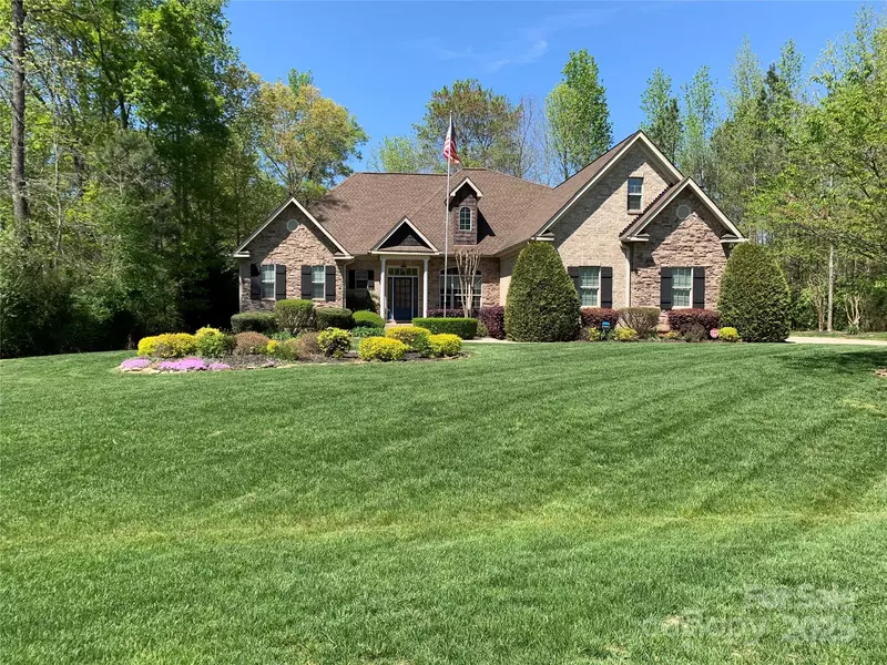 513 Little Cove LN, Lake Wylie, SC 29710