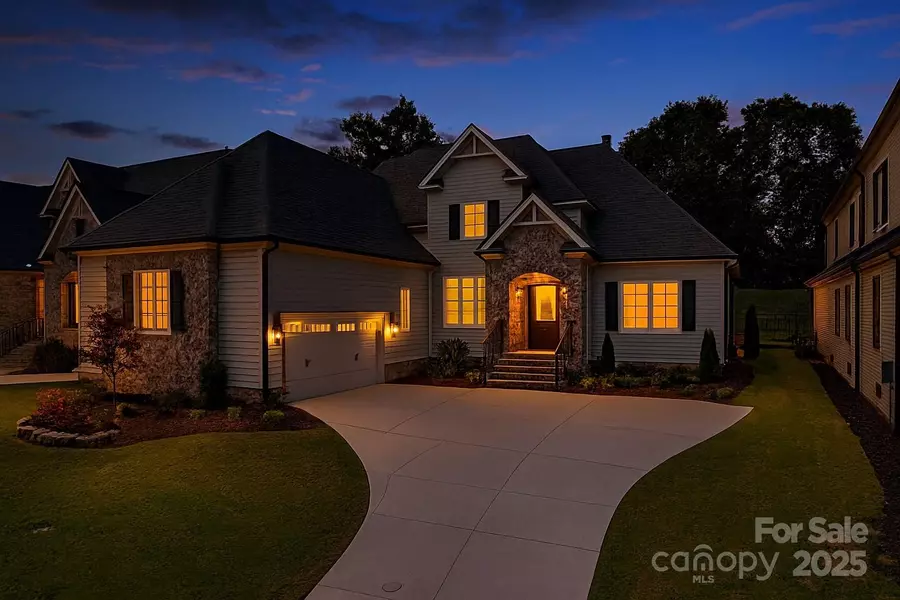 202 Chestnut Pond LN, Simpsonville, SC 29681