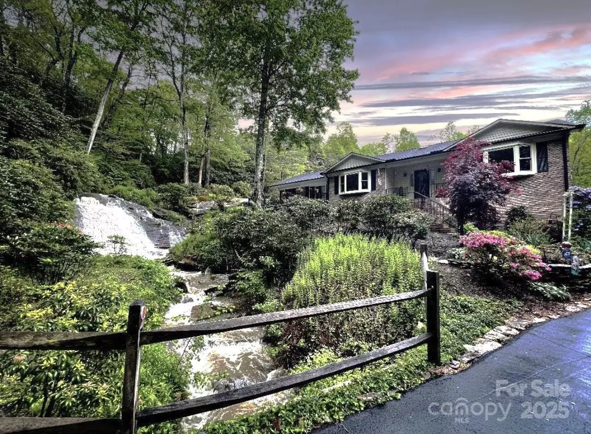 Hendersonville, NC 28791,439 Deerhaven LN