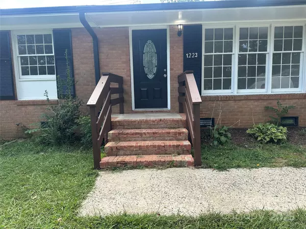 1223 Georgetown DR, Charlotte, NC 28213