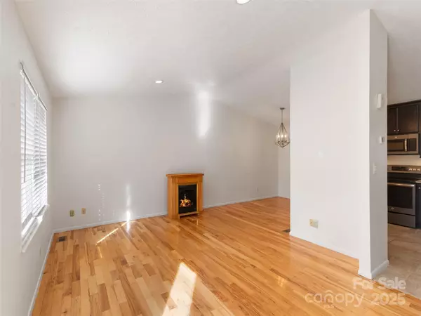 Hendersonville, NC 28792,227 Bradshaw AVE