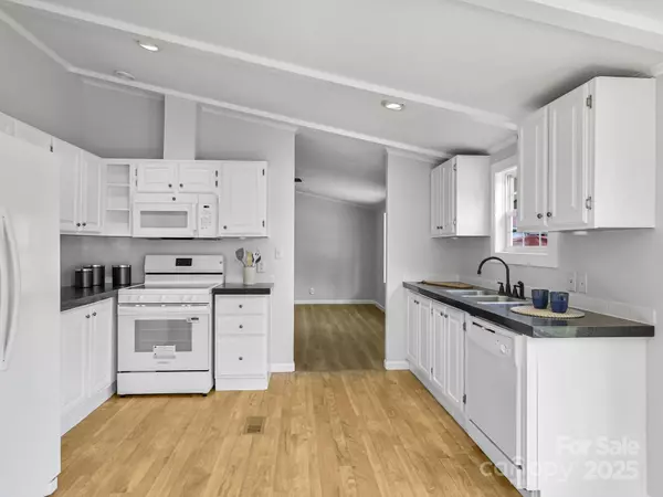 Candler, NC 28715,37 Motts DR