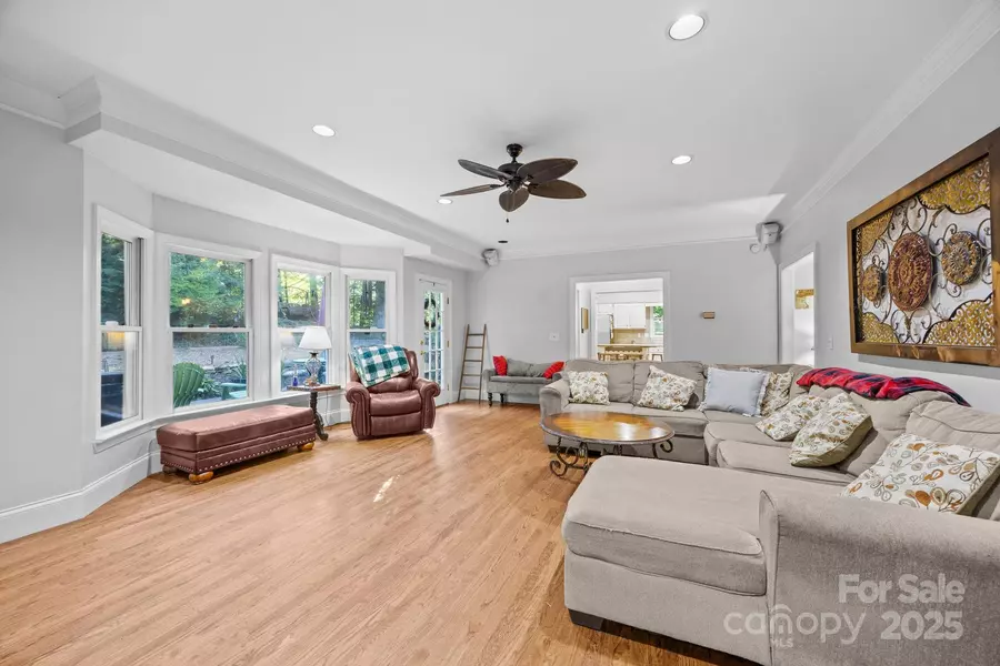 5 Silverstone DR, Asheville, NC 28805