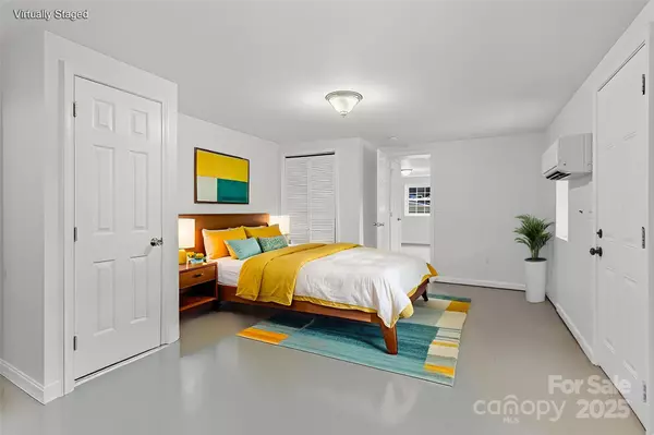 Asheville, NC 28806,424 Deaverview RD