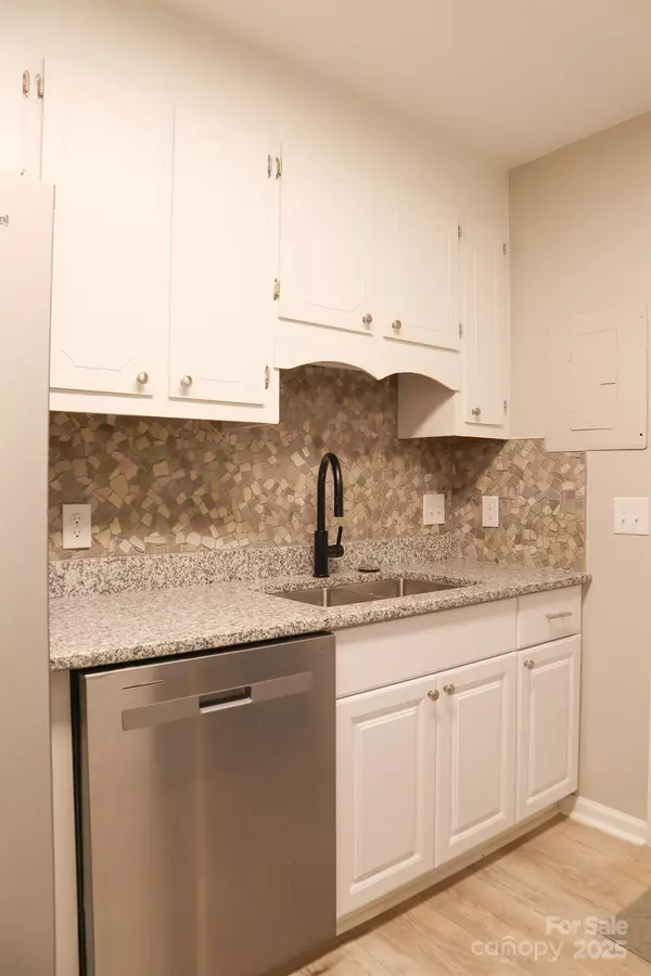 Hickory, NC 28602,525 12th ST SW #27