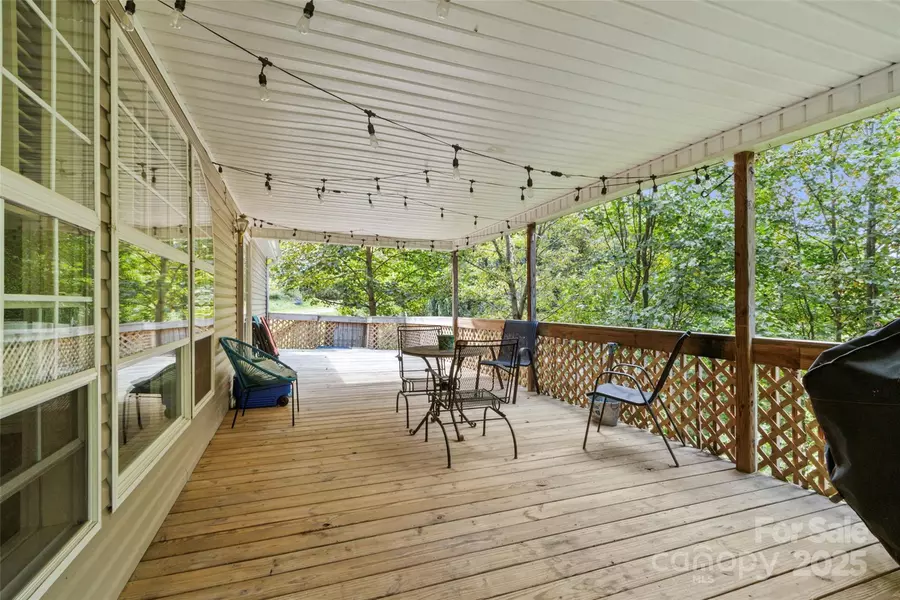 113 Snowberry LN, Burnsville, NC 28714