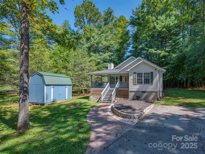 15 Wexford DR, Hendersonville, NC 28791