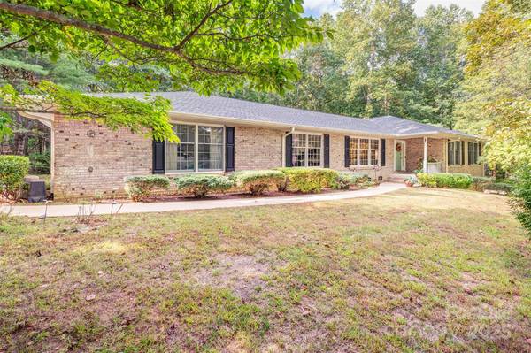 3 Sunningdale DR, Flat Rock, NC 28731