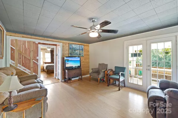 Clyde, NC 28721,31 Abbott RD