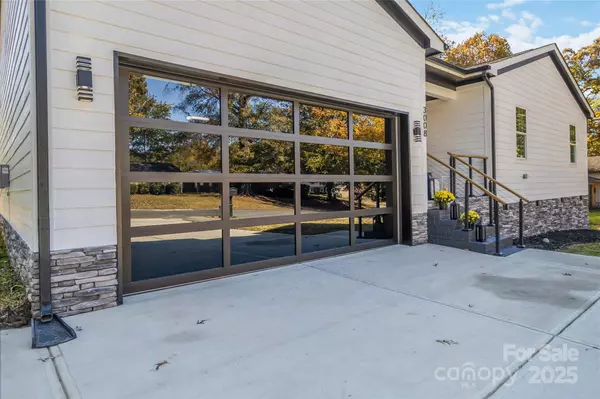 Charlotte, NC 28216,3008 Cricketeer DR