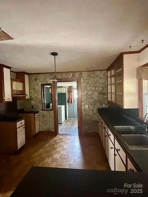 Vale, NC 28168,4281 Banoak RD