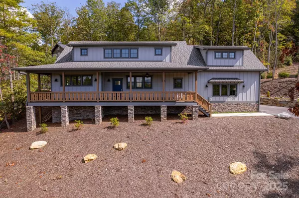 71 Crossings CIR, Fairview, NC 28730