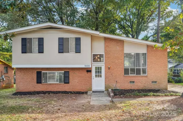 1608 Carfax DR, Charlotte, NC 28216