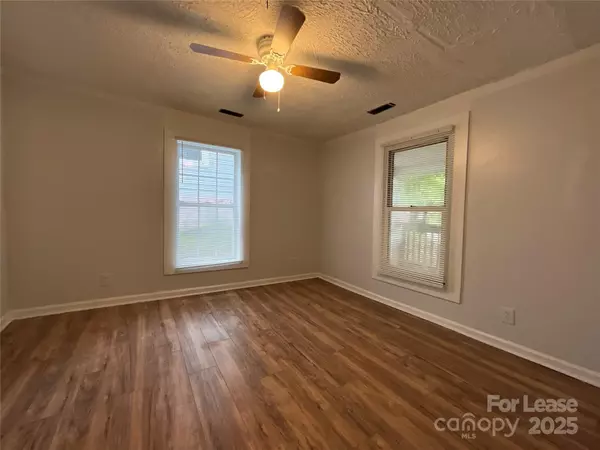 High Point, NC 27260,1305 Ragan AVE