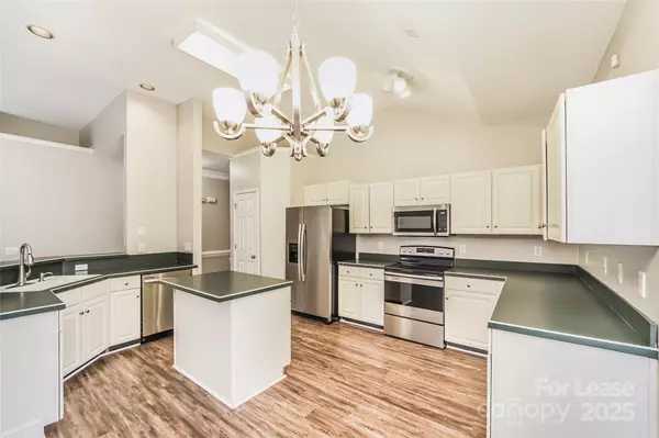 Charlotte, NC 28215,7121 Scuppernong CT