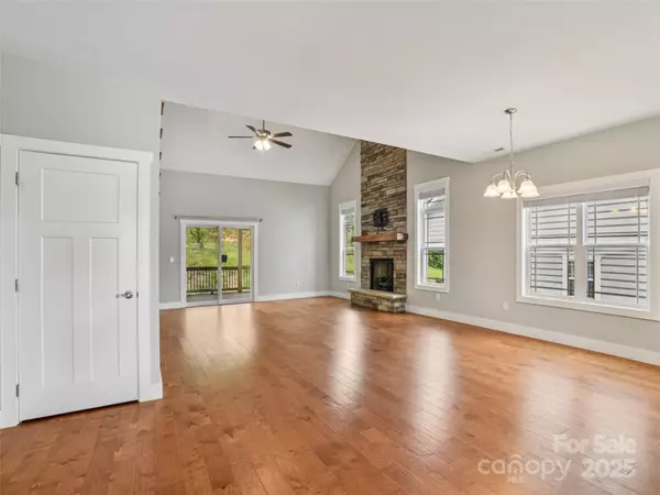 Hendersonville, NC 28792,64 Leyland CIR
