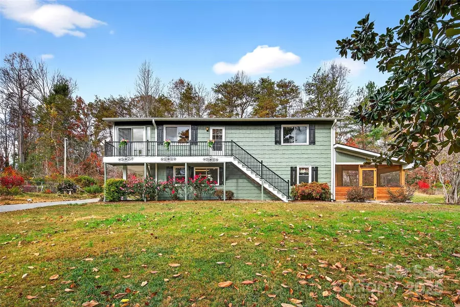 333 SandCastle DR, Nebo, NC 28761