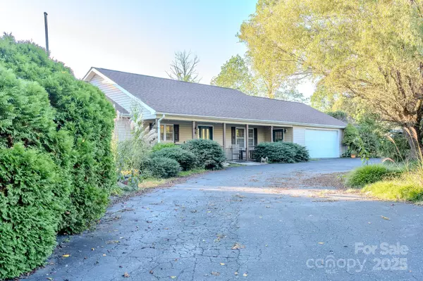 Spruce Pine, NC 28777,565 Overlook DR