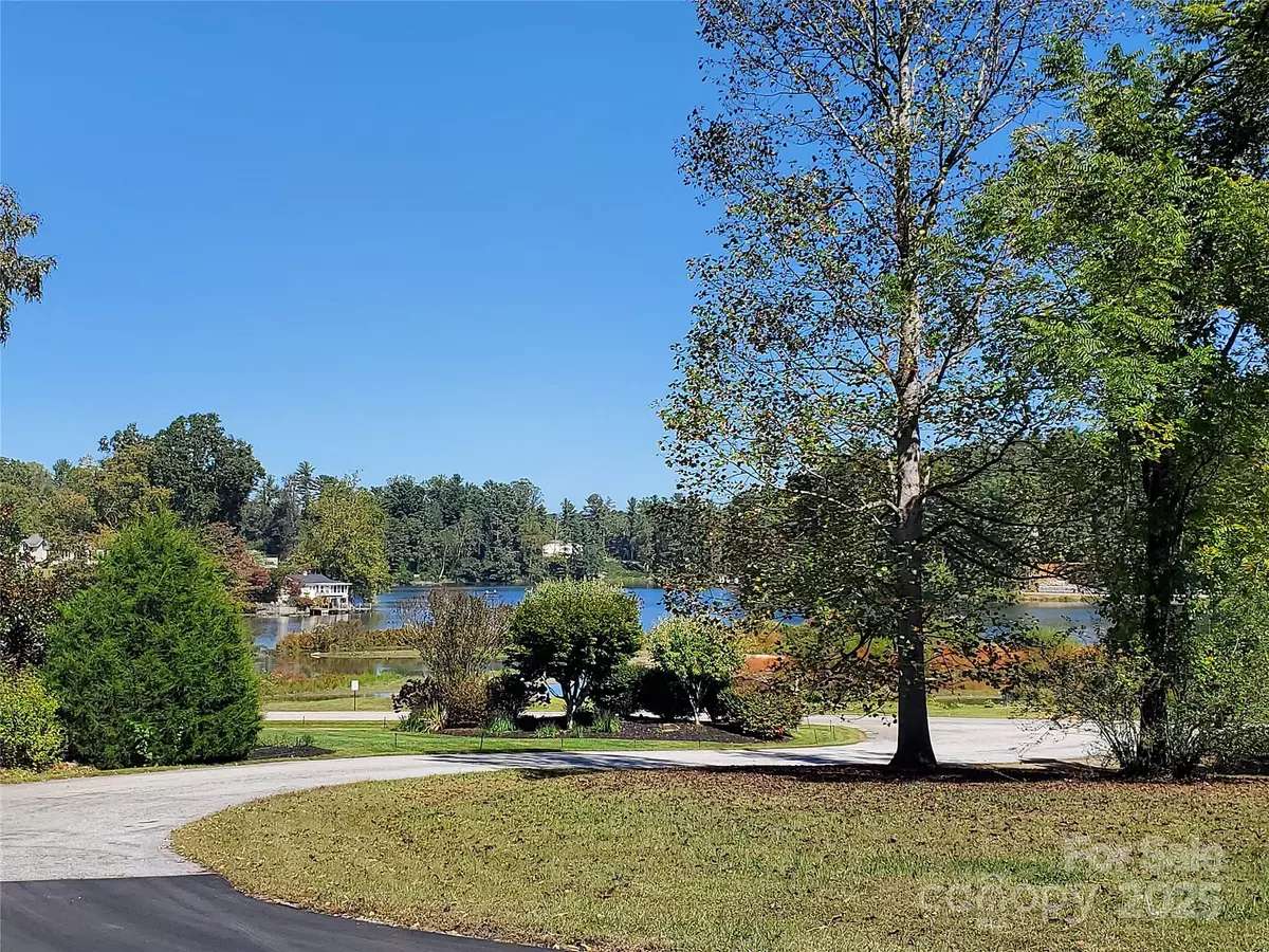 Hendersonville, NC 28739,62 Oscelake WAY