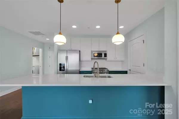 Charlotte, NC 28202,701 Royal CT #412