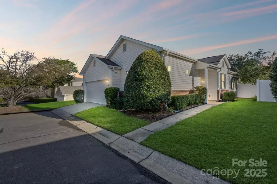 8663 Meadowmont View DR, Charlotte, NC 28269