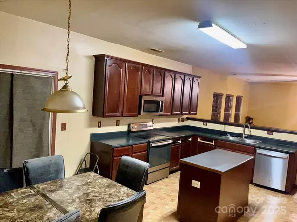 Charlotte, NC 28216,5502 Freestone DR