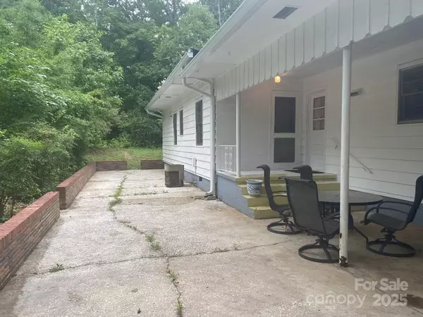 Columbus, NC 28722,280 Walker ST