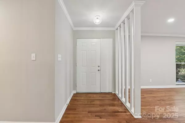 Charlotte, NC 28209,900 E Woodlawn RD