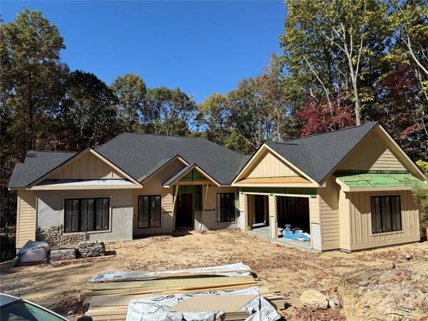 99 Little Cherokee RDG, Hendersonville, NC 28739