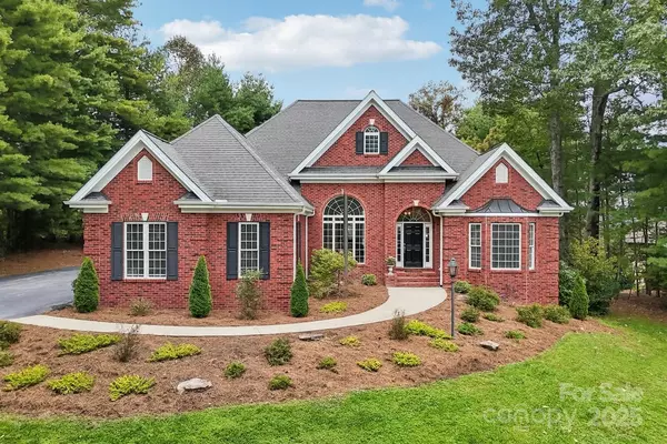 310 Sweetbriar DR, Hendersonville, NC 28739