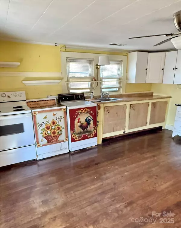 Canton, NC 28716,54 SchoolHouse DR