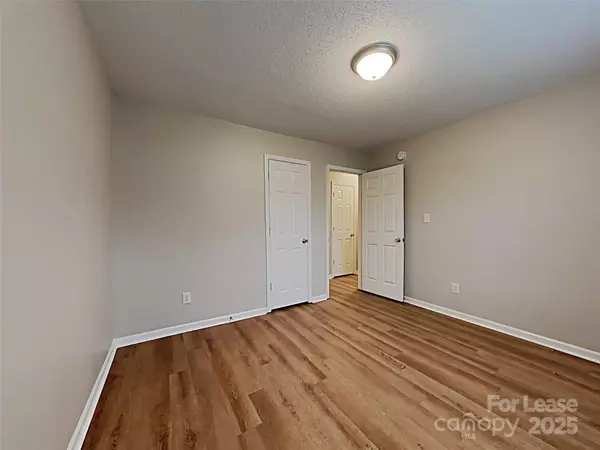 Charlotte, NC 28216,10918 Olde English DR