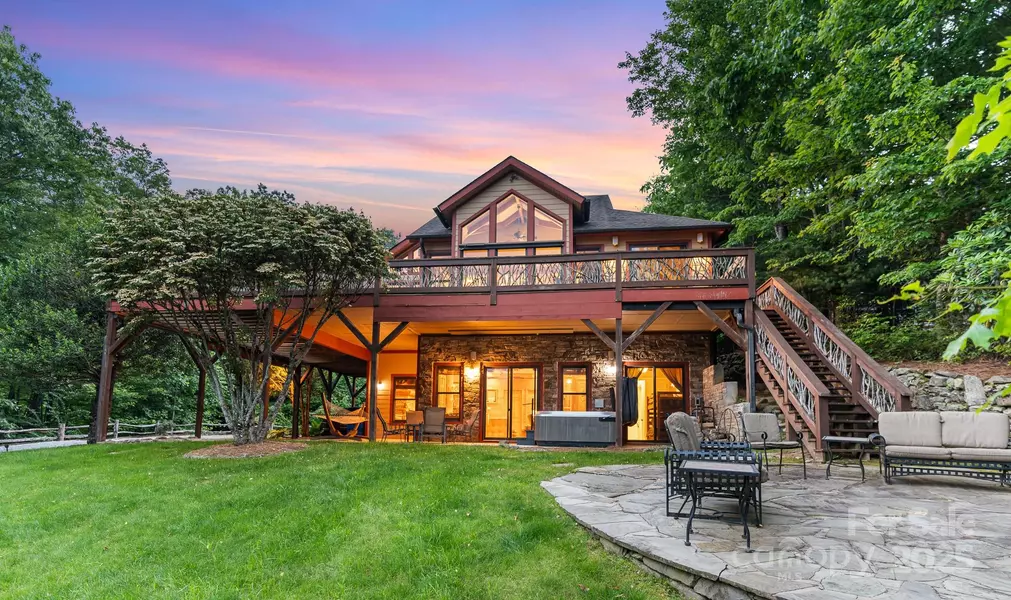 300 Falls View DR, Lake Toxaway, NC 28774