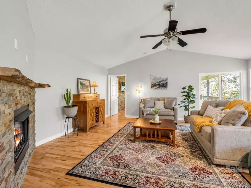 110 Creeks End CIR, Mills River, NC 28759