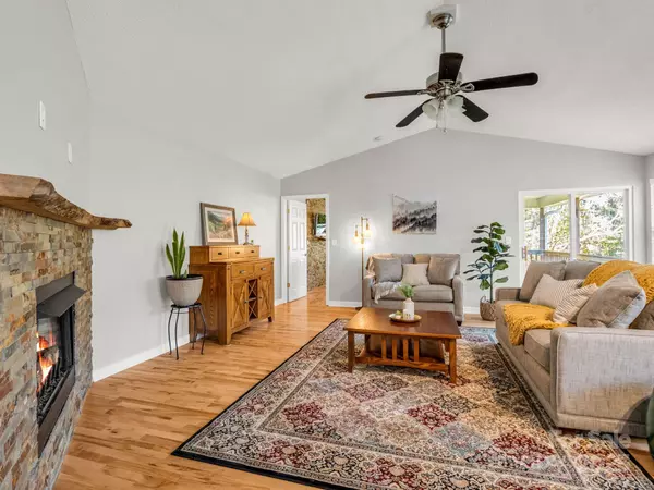 110 Creeks End CIR, Mills River, NC 28759