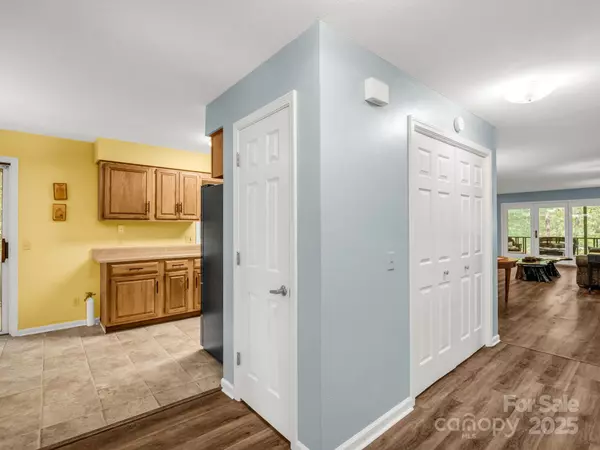 Hendersonville, NC 28791,405 N Scarlet Oak LN