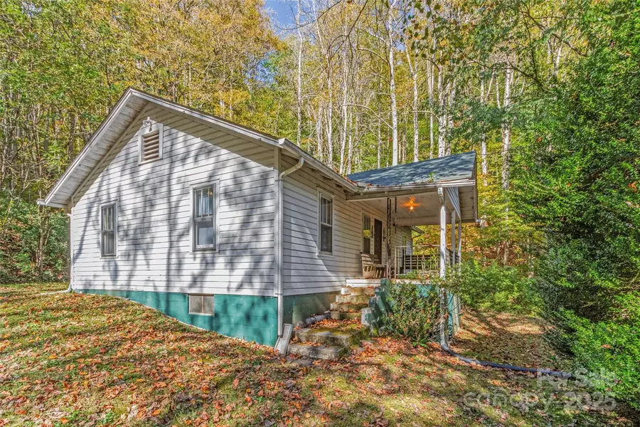 183 Crystal Creek LN, Green Mountain, NC 28740