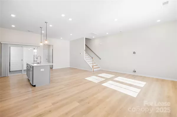 Charlotte, NC 28215,5864 Coulee LN