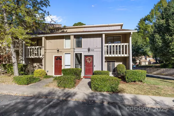 Charlotte, NC 28226,7939 Charter Oak LN